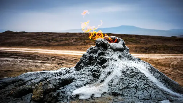 Gobustan & Absheron Tour: Mud Volcanoes, Ateshgah & Yanardag